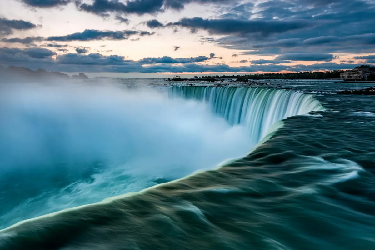Long exposure of water flowing over the Horseshoe Falls at dusk